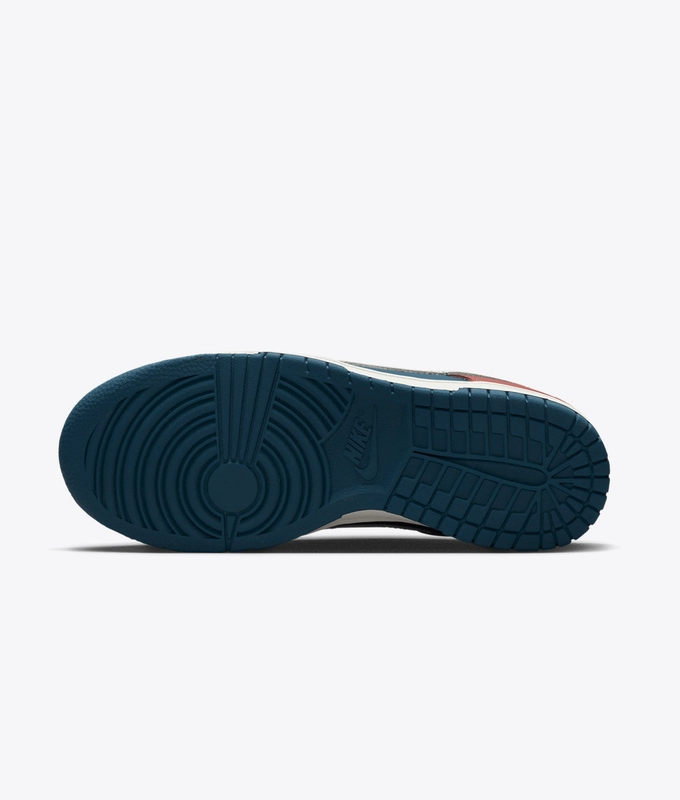 W Dunk Low