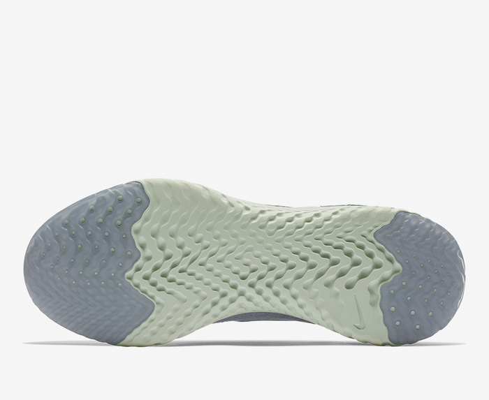 Nike epic top react grise