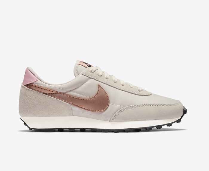 Nike W NIKE DBREAK RTL LT OREWOOD BRN MTLC RED BRONZE BLACK VegNonVeg