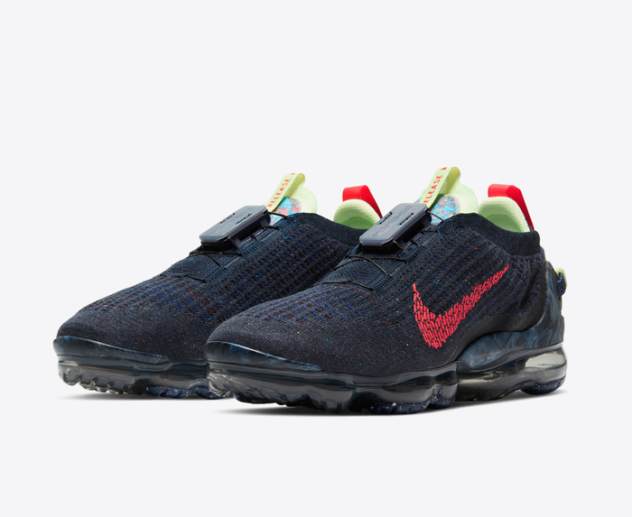 Nike vapormax outlet red swoosh