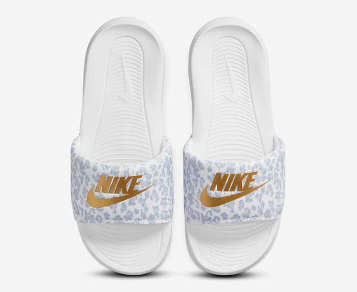 Nike - W NIKE VICTORI ONE SLIDE PRINT 'WHITE/METALLIC GOLD-WOLF GREY ...